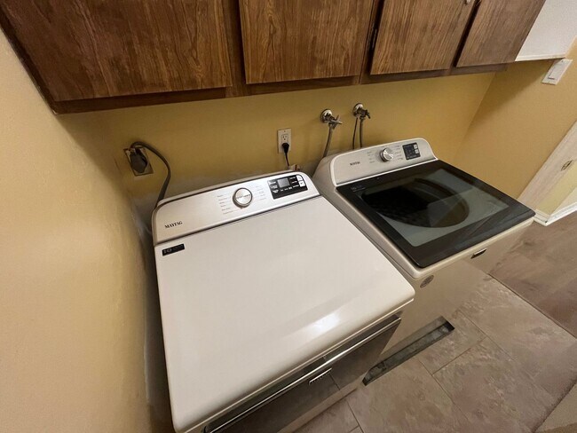 Building Photo - Available Now! 4 bedroom, 2.5 bath unit