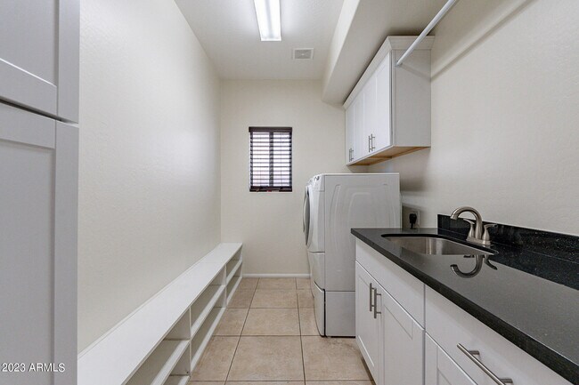 Building Photo - 2943 E Quiet Hollow Ln