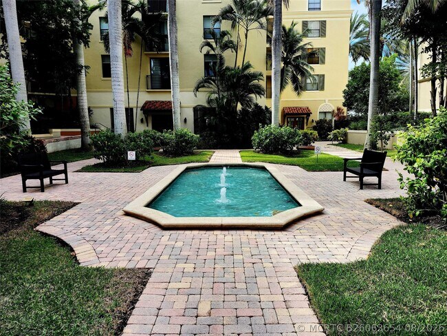 Building Photo - 720 S Sapodilla Ave