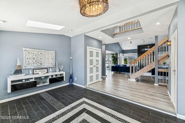 Building Photo - 385 Aldo Dr