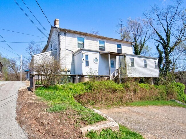 Building Photo - 119 Pine Ave