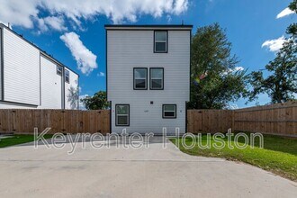 Building Photo - 6309 Sandra St