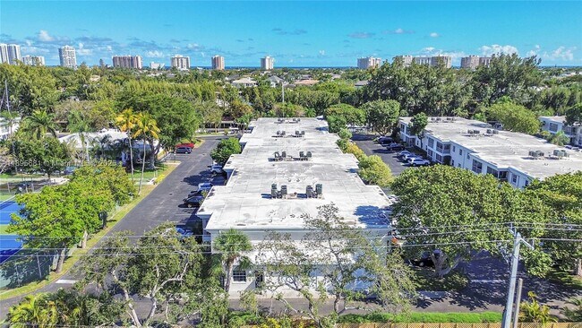 Building Photo - 6385 Bay Club Dr