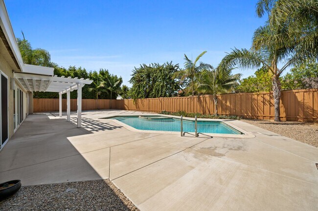 Building Photo - REMODELED 4 BD/3.5 BA RANCH STYLE HOME IN DOVER SHORES
