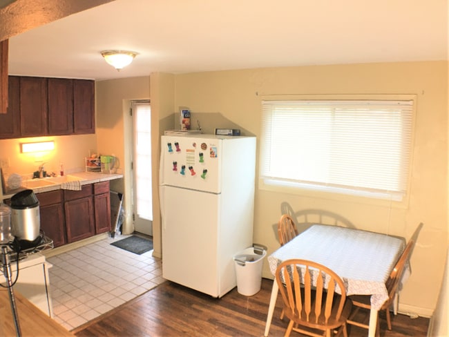 Building Photo - 432 E 16th Ave