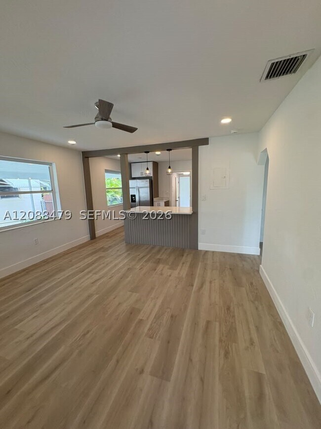 Building Photo - 825 S 28th Ave