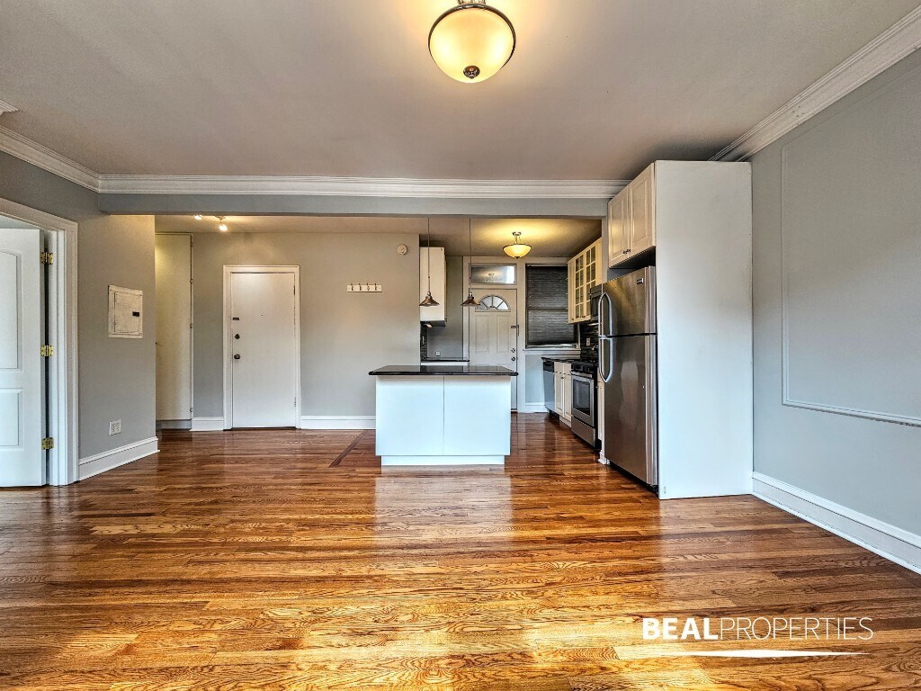 Building Photo - 548 W Surf St