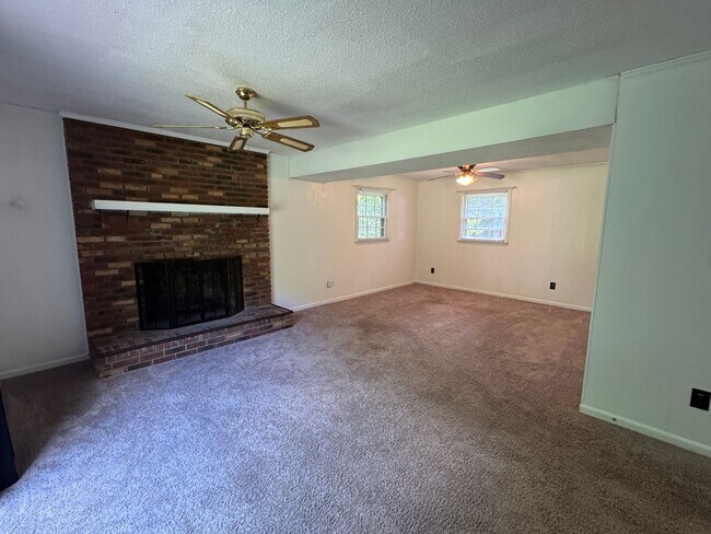 Building Photo - Move in Ready!