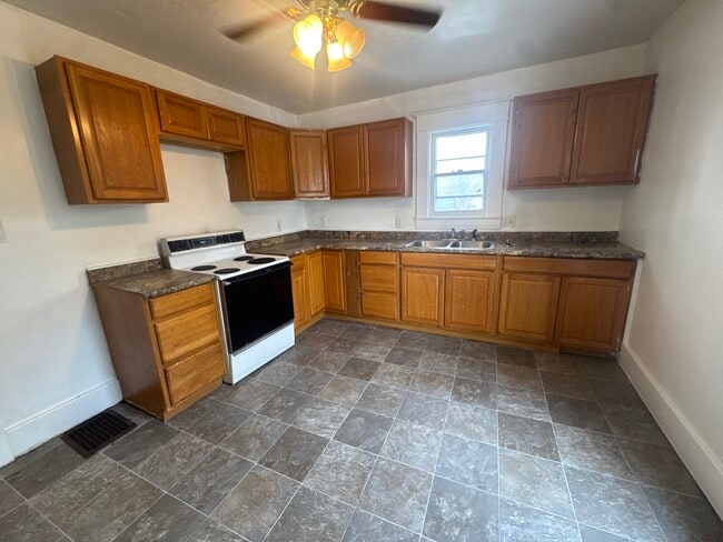 Building Photo - 635 S Union St