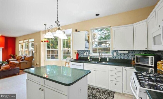 Building Photo - 6 Hedgecroft Dr