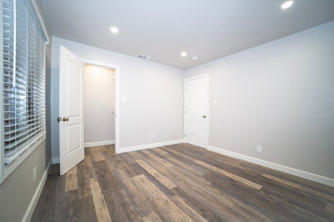 Building Photo - Adorable Duplex Unit with Attached Garage