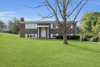 Building Photo - 2700 Queenswood Dr