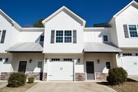 Building Photo - 3 Bed 3.5 Bath Luxury Townhome in Convenie...