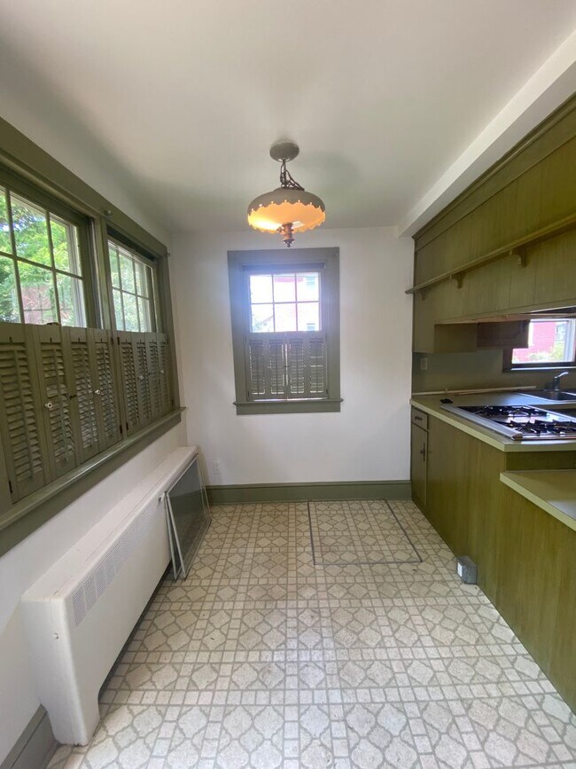 Building Photo - Amazing Cap Cod with 2 BR/ 1.5 BA and Bonu...