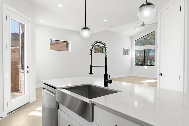 Building Photo - 1405 Perez St