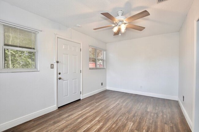 Building Photo - Charming 3/2 Spacious Home with a Large Co...