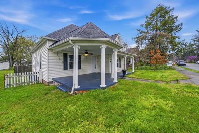 Building Photo - 401 E Oak Hill Ave