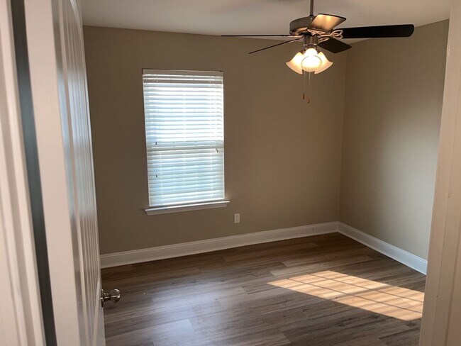 Building Photo - 202 Scarlett Ln