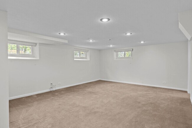 Building Photo - Stunning 4 Bed 2 Bath Home across the Stre...