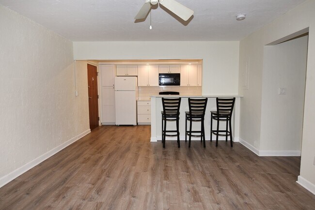 Primary Photo - 106 Broad St