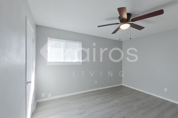 Building Photo - 350 E Davis Cir