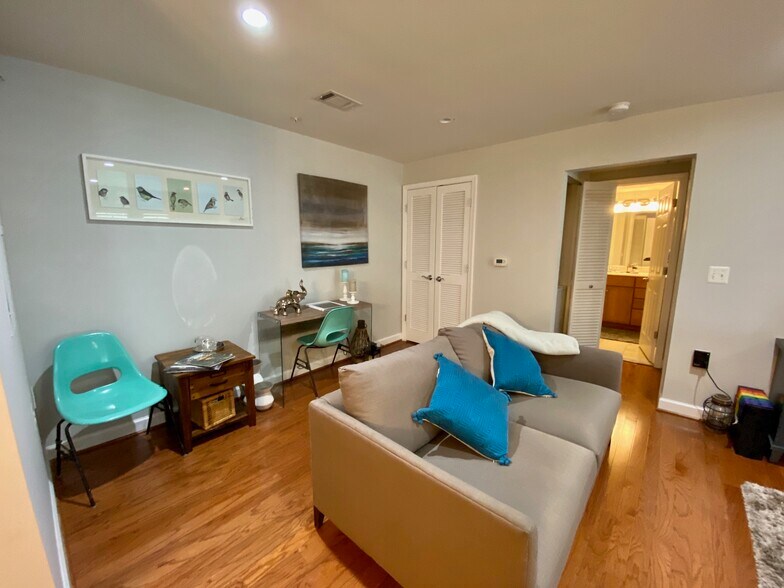living area - 4149 S Four Mile Run Dr