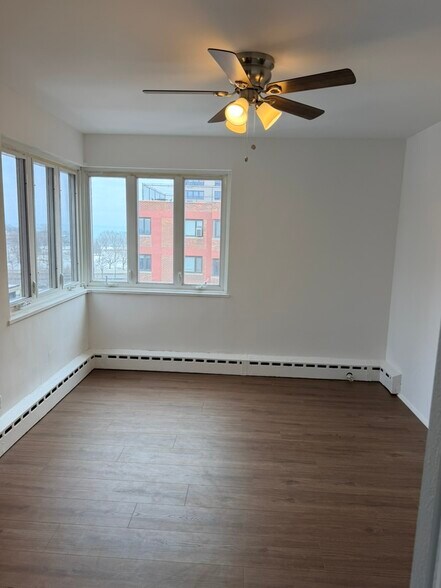 Building Photo - 708 W Bittersweet Pl