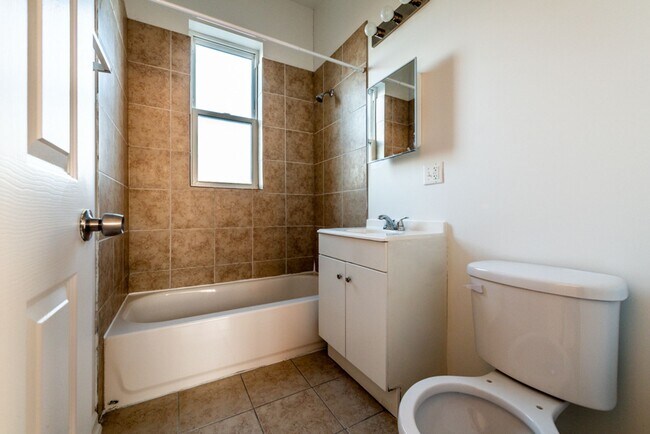 Building Photo - 1630-1632 S Sawyer Ave