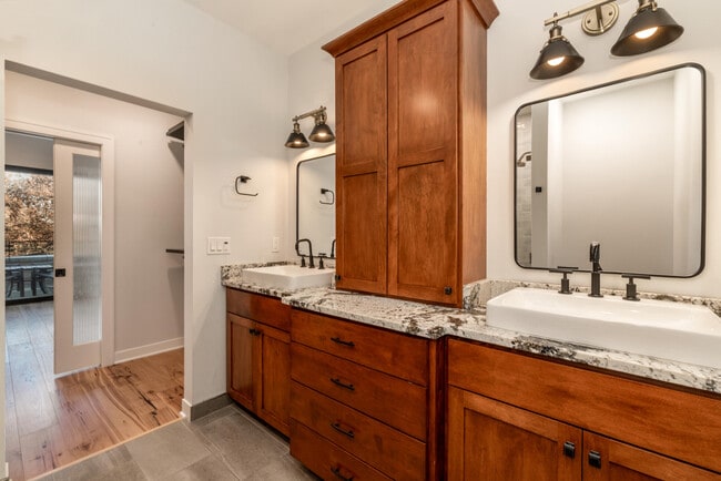 Building Photo - 215 E Pleasant St