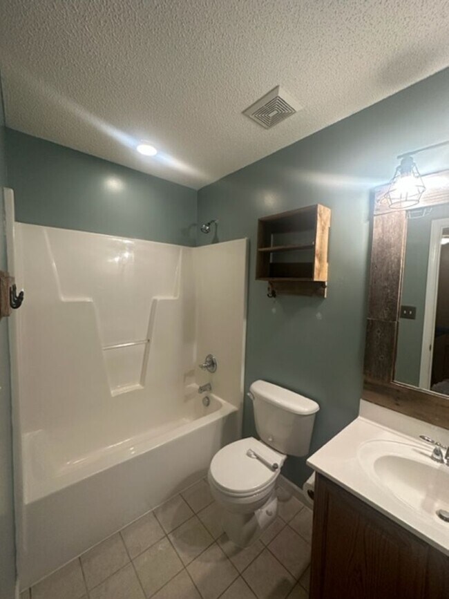 Building Photo - Stunning 3 Bed 2.5 Bath Home with Large Bo...