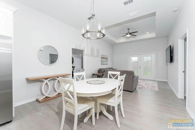 Building Photo - 18 S Bay Hill Dr