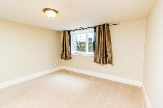 Building Photo - Updated and Fresh 3  Bedroom 2 Bath in Des...