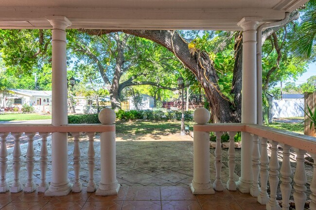 Building Photo - 3/2 Ranch with great outdoor space