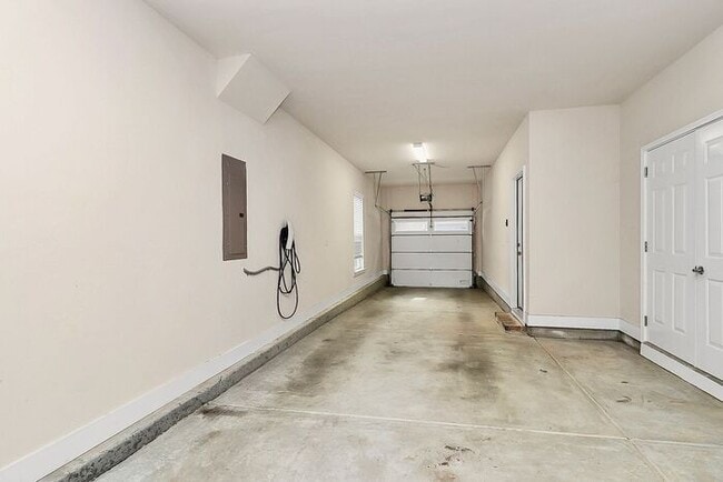 Building Photo - Stunning 3BD/3.5BA End Unit w/ City Views!