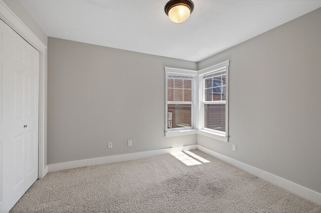 Building Photo - Stylish 3 bedroom townhome in Madison Valley!