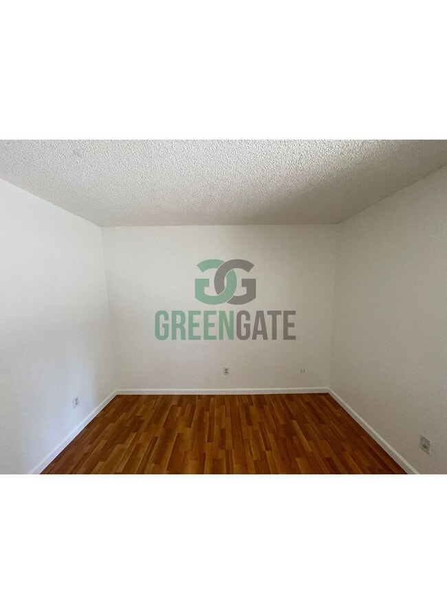 Building Photo - 3 BEDROOM 2 BATH HOME MOVE IN READY IN MOD...
