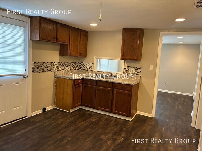 Building Photo - 140 E Market St