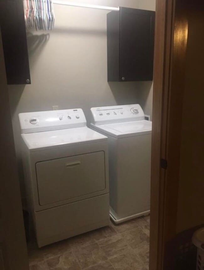 Building Photo - 3 Bed 2.5 Bath in Belgrade with attached double garage