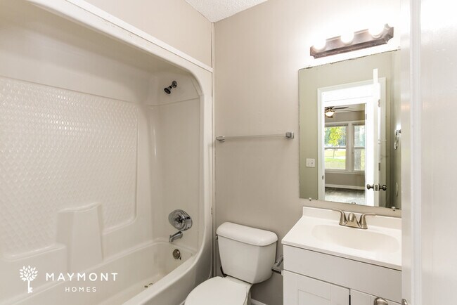 Building Photo - Charming 3-Bedroom