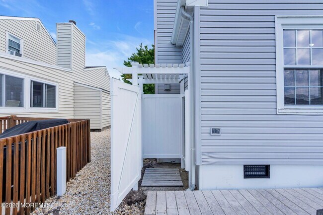 Building Photo - 90 Spinnaker Ct