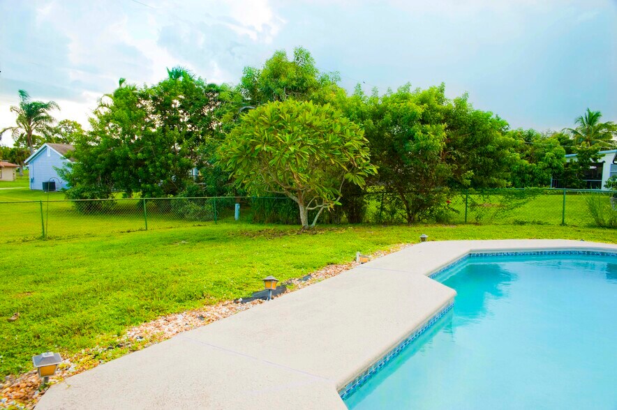 Fenced Backyard & Pool - 458 SE Doat St
