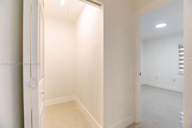 Building Photo - 5240 SW 139th Pl