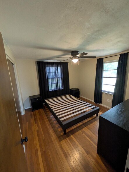 Main Bedroom - 3307 N Brooks Ln