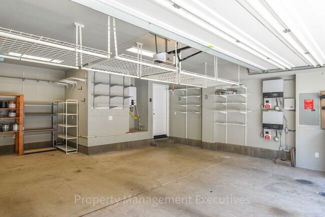 Building Photo - Beautiful 4 Bed, 3.5 Bath Townhouse