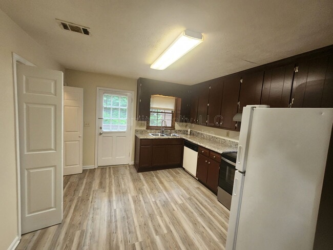 Building Photo - 2101 Wexford Dr