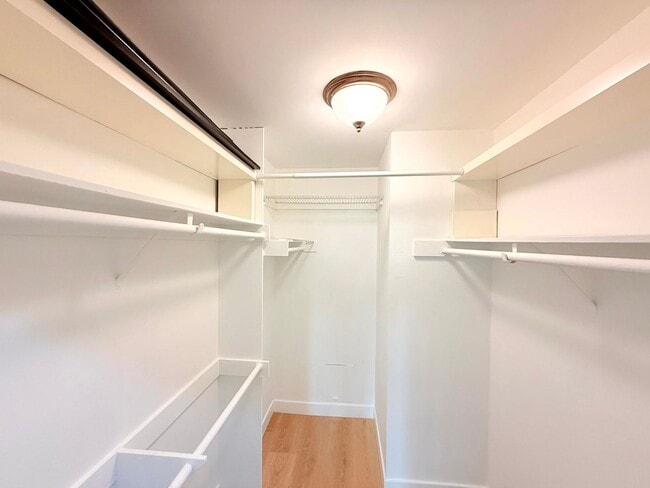 Building Photo - ***MOVE-IN SPECIAL 2 WEEKS FREE RENT***Beautiful Renovated Spacious Courtyard One Bedroom with pa...