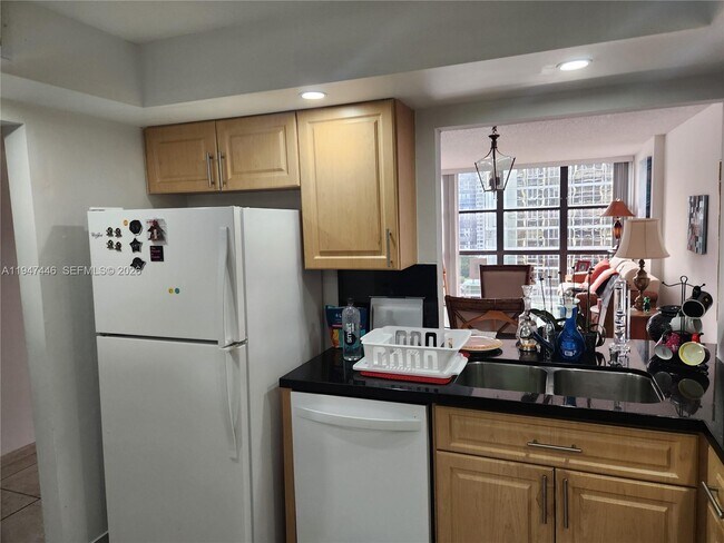 Building Photo - 1925 Brickell Ave