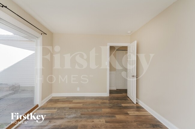 Building Photo - 10 Fir St