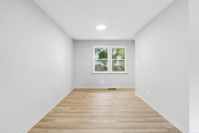 Building Photo - 105 Sumpter Dr