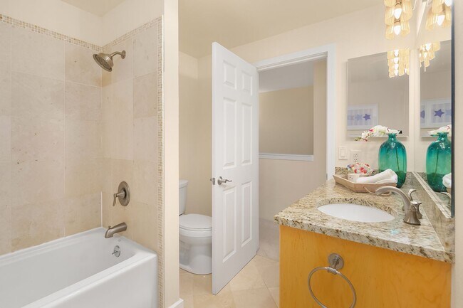 Building Photo - Fantastic location in the heart of downtown Kirkland!